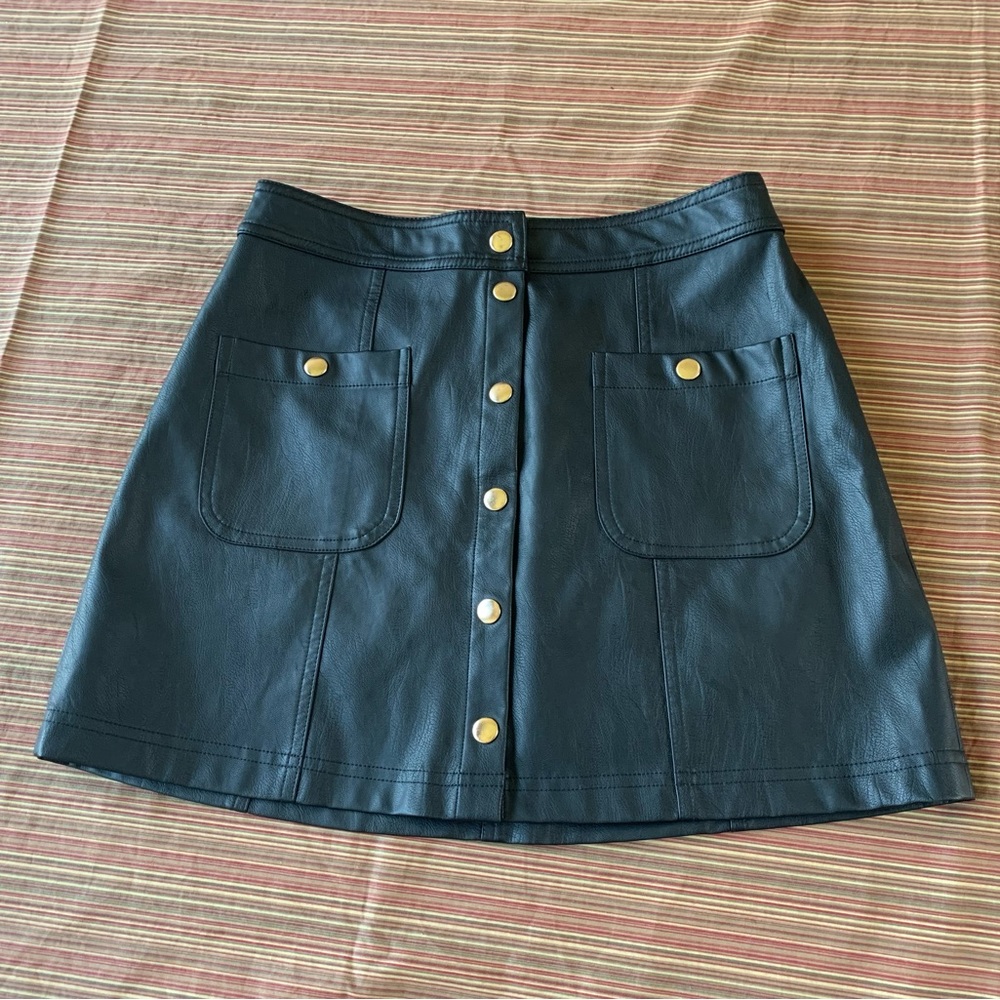 FOREVER 21 LA-CA black snap front pleather miniskirt mini skirt size 28